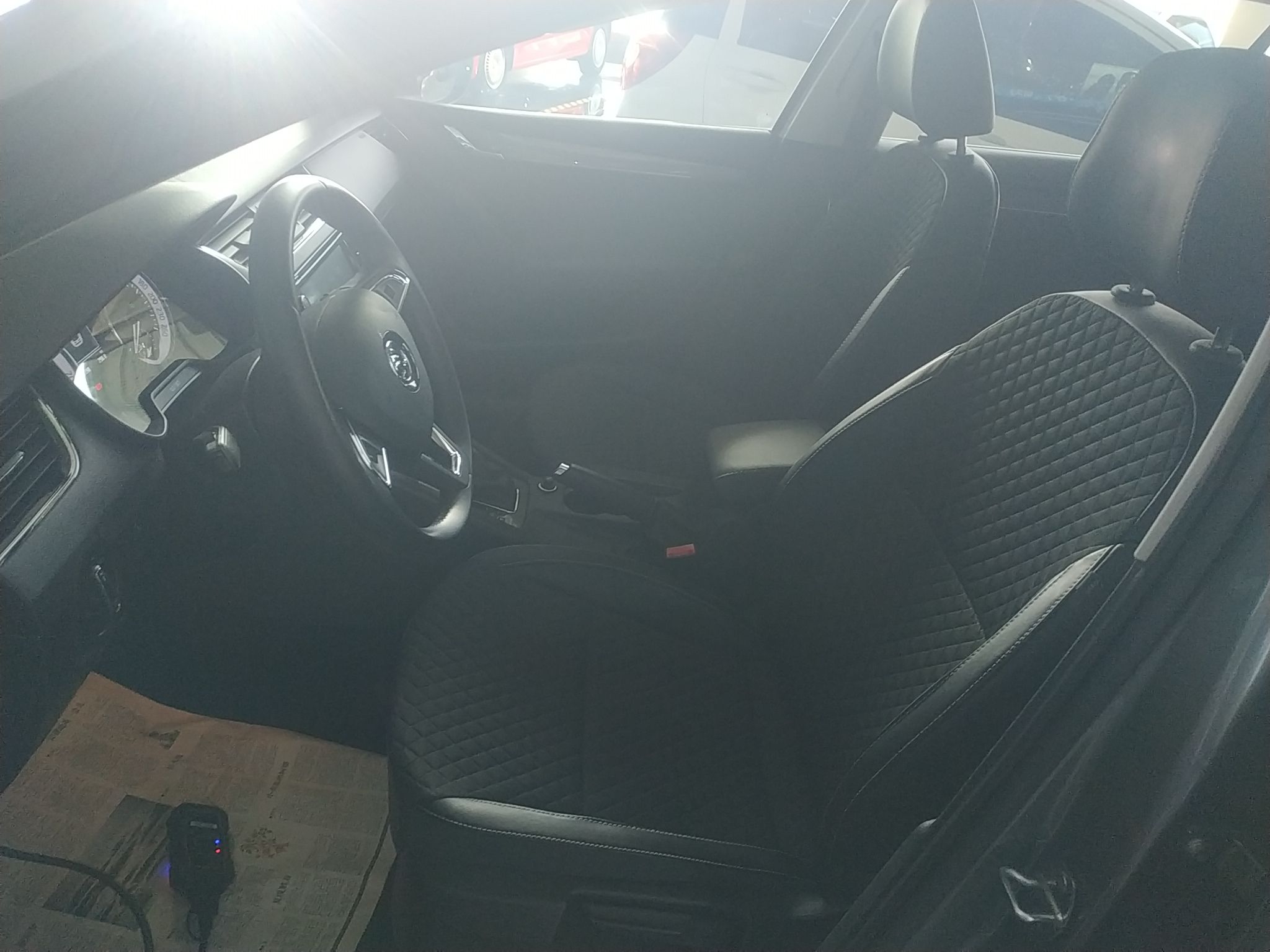 المقاعد الأمامية داخل السيارة