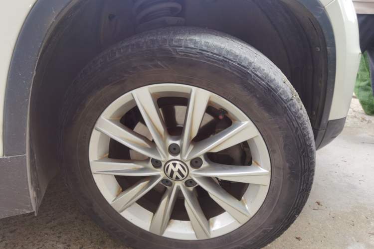 Used Volkswagen Tiguan 2015 1.8TSI Manual Two-Wheel-Drive Limited Edition Right Front Wheel Hub