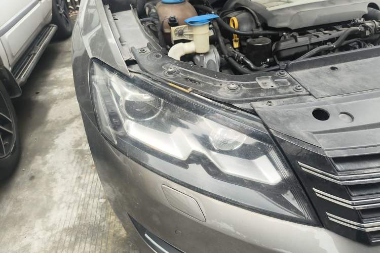 Used Volkswagen Passat 2014 1.8TSI DSG Prestige Navigation Edition Right Front Headlight