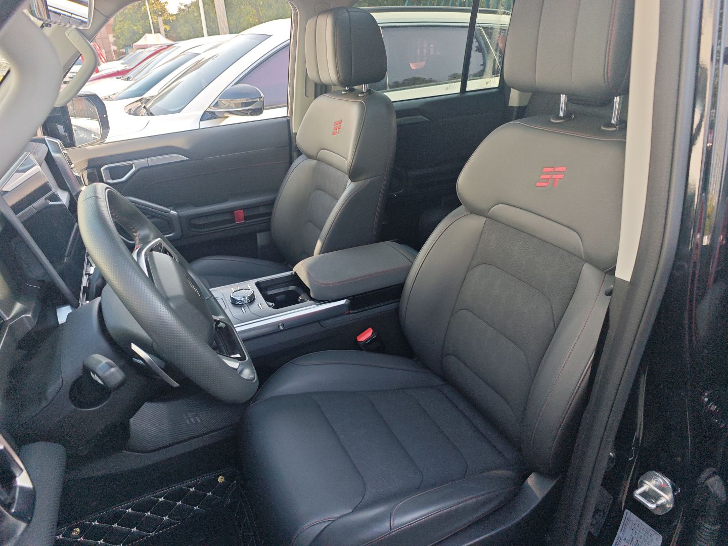 المقاعد الأمامية داخل السيارة