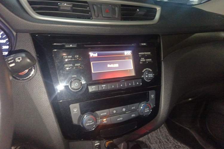 Used Nissan X-Trail 2015 2.0L CVT Comfort MAX Edition 2WD Audio And AC Panel