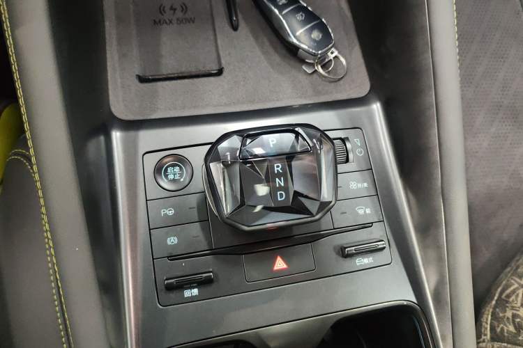 Used BYD Song L EV 2025 Intelligent Driving Version 602 km Range LiDAR-equipped All-Wheel-Drive Type Gear Lever