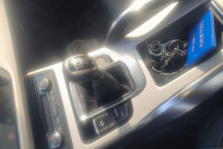 Used Geely Auto Emgrand X7 Sport 2018 2.0L Manual Two-Wheel Drive Zhiya Version Gear Lever