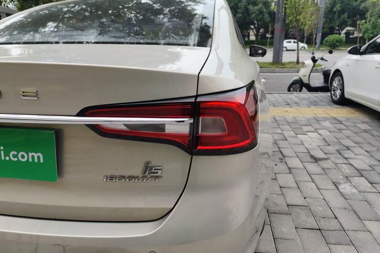 Used Roewe i5 2020 1.5L Automatic 4G Connect Luxury Flagship Edition
