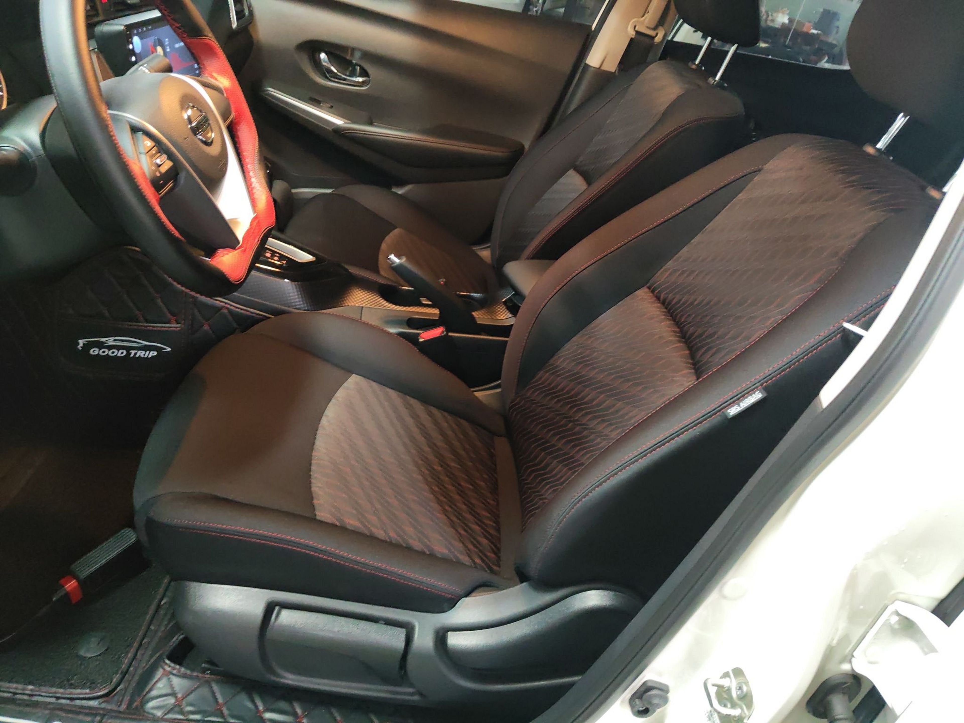 Переднее сиденье в автомобиле