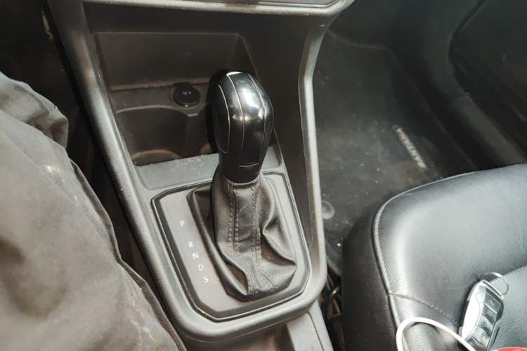 Used Volkswagen Santana 2016 1.6L Automatic Fashion Edition Gear Lever