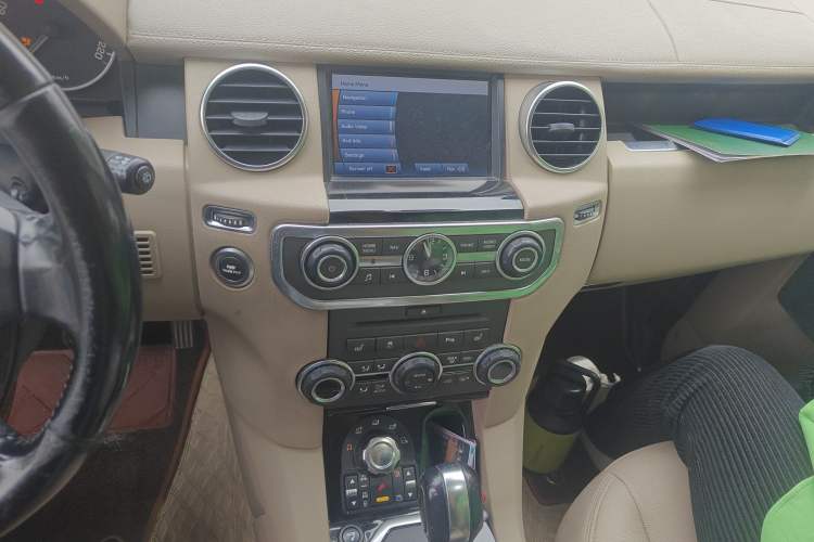 Used Land Rover Discovery 2011 4.0 V6 HSE Audio And AC Panel