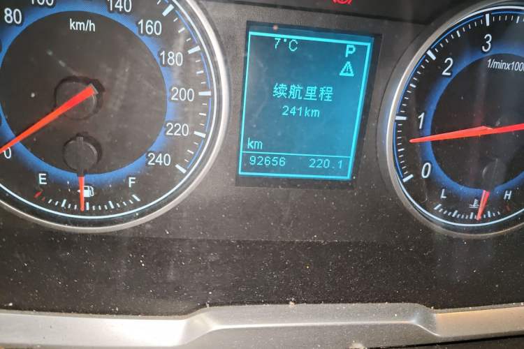 Used Huasong 7 2015 2.0T Automatic Luxury Model Odometer Close Up