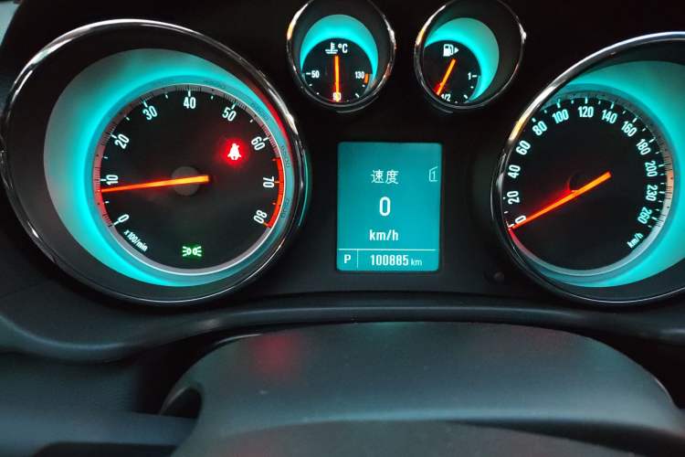 Used Buick Regal 2015 1.6T Leading Technology Model Odometer Close Up