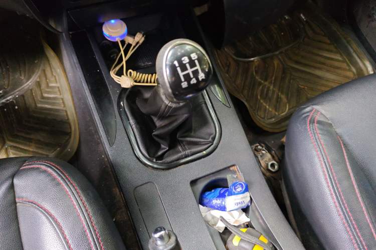 Used Foton Tunland 2017 2.8T E-Series Diesel Two-Wheel Drive Comfort Version with Low Cargo Bed and Long Cabin Meeting China V Emission Standards
