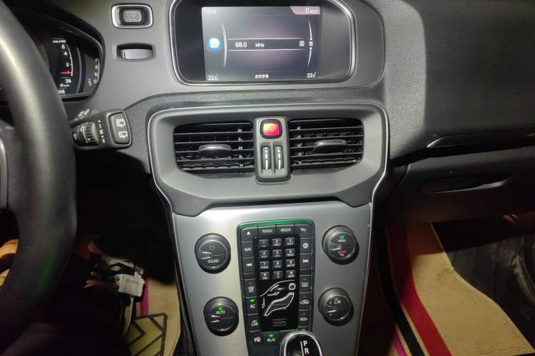 Used Volvo V40 2017 T3 Zhiya Edition Audio And AC Panel