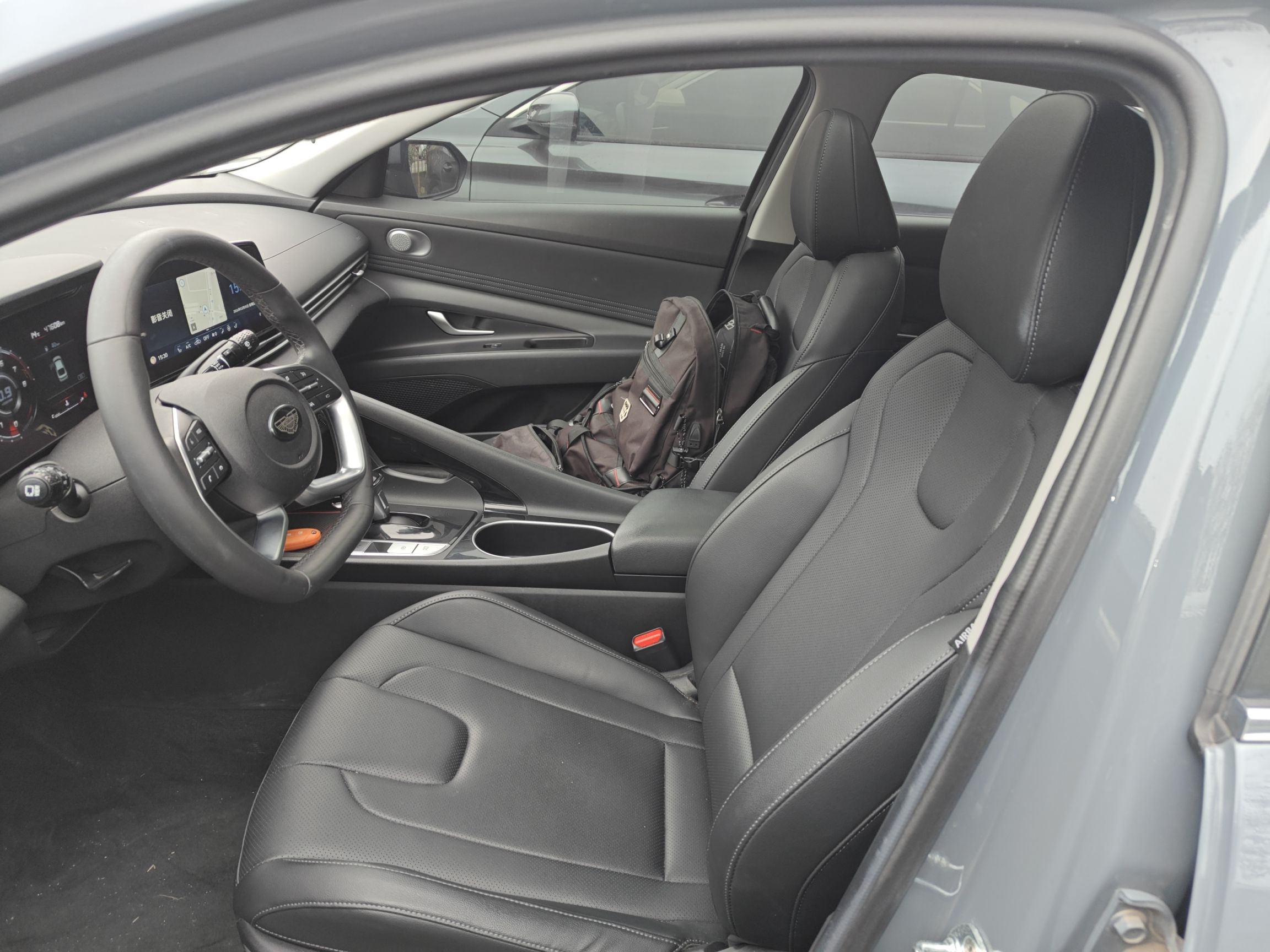 Переднее сиденье в автомобиле