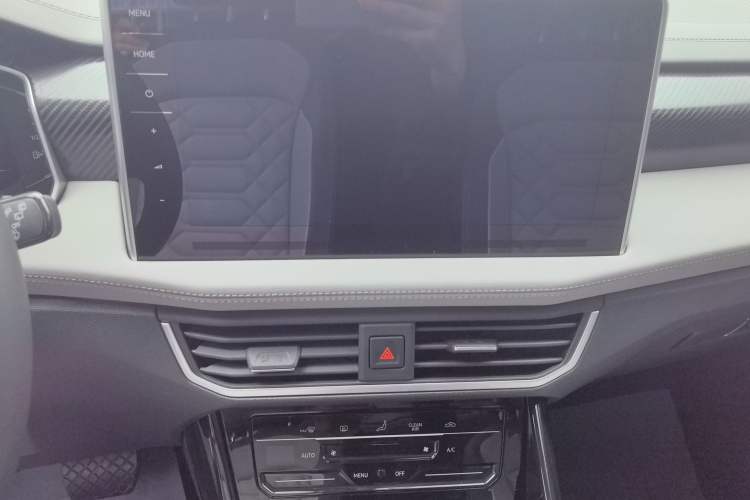 Used Volkswagen Tayron 2024 330TSI Two-Wheel Drive Luxury Plus Advanced Version Audio And AC Panel