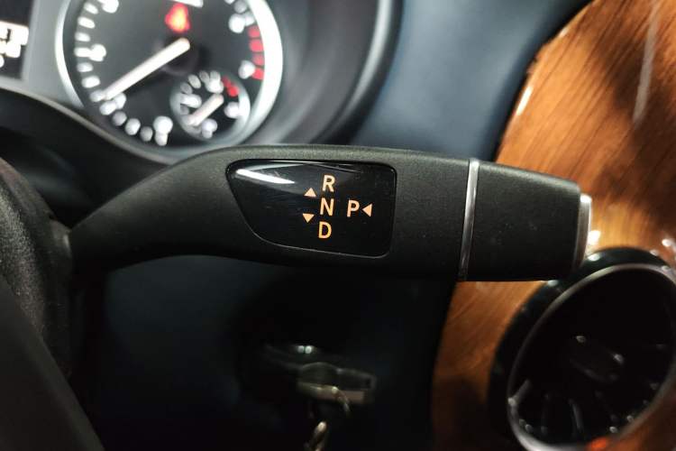 Used Mercedes-Benz Vito 2021 2.0T Elite Version 7 Seats Gear Lever