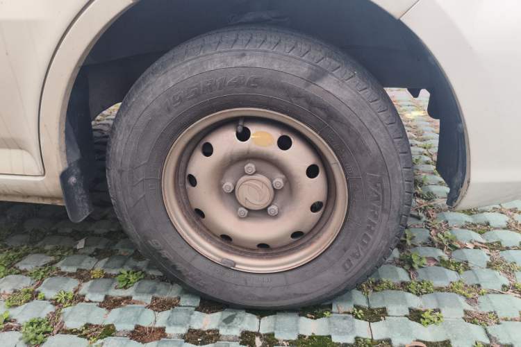 Used Dongfeng Yufeng EM26 2023 Standard Edition 41.472 kWh Henan Lithium Power Right Front Wheel Hub