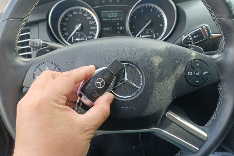 Used Mercedes-Benz R-Class 2017 R 320 4MATIC Business Edition Prestige Model
