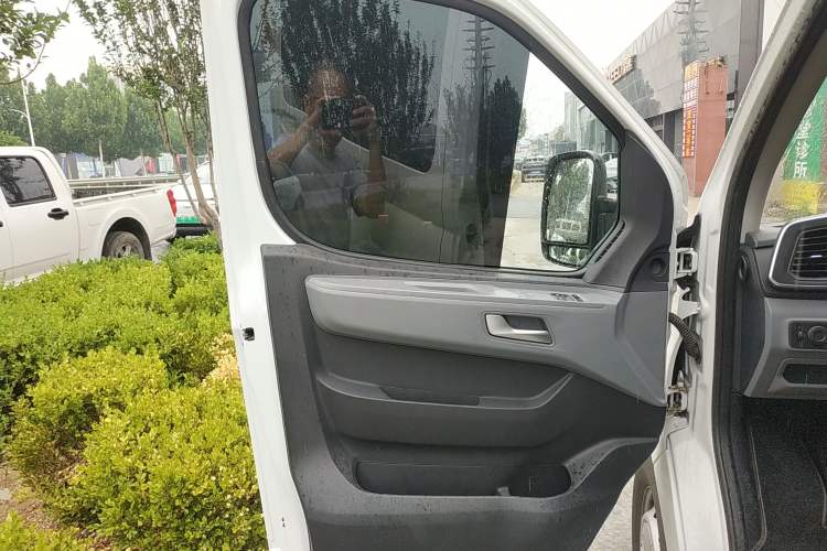 Used SAIC MAXUS Xintu V80 2024 Aotong Value Edition 6AMT Short Wheelbase Mid-Roof Model 127 Ps 5/6 Seats