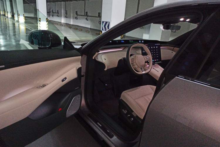 Used Xiaomi Auto YU7 2025 Ultra-Long Range High-Performance All-Wheel-Drive Max Edition