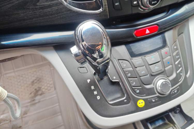 Used JAC Group Refine M5 2013 2.0T Gasoline Automatic Business Edition Gear Lever