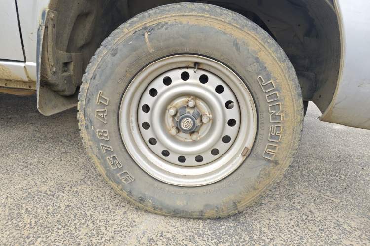 Used GAC Gonow Caiyun 100 2009 2.2T Laidong Diesel Economical Short Cargo Box Right Front Wheel Hub