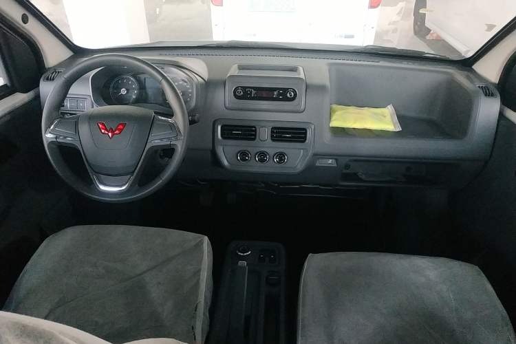 Used Wuling Yangguang 2025 Model 310KM Bus Edition—Customized by CATL