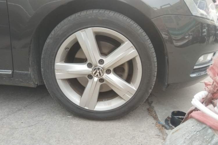 Used Volkswagen Magotan 2015 Revised Version 2.0 TSI Prestige Edition Right Front Wheel Hub