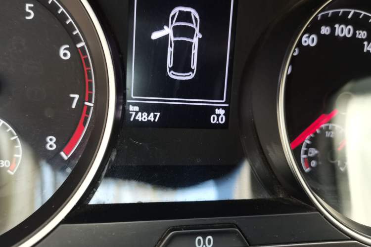 Used Volkswagen Golf 2016 230TSI Automatic Luxury Version Odometer Close Up