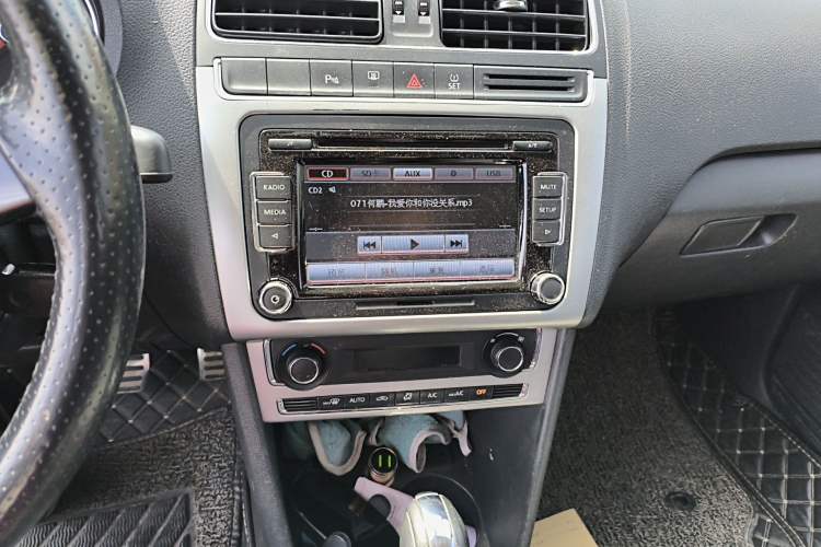 Used Volkswagen Polo 2014 1.6L Cross Polo Automatic Audio And AC Panel