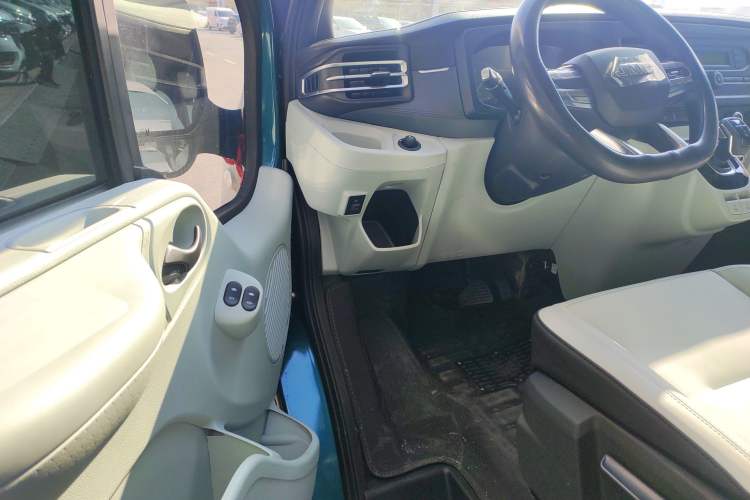 Used JMC Fushun 2025 2.0T 8AT Diesel Mid-Roof Mid-Height Commercial Multi-Purpose 7-Seater Passenger Vehicle