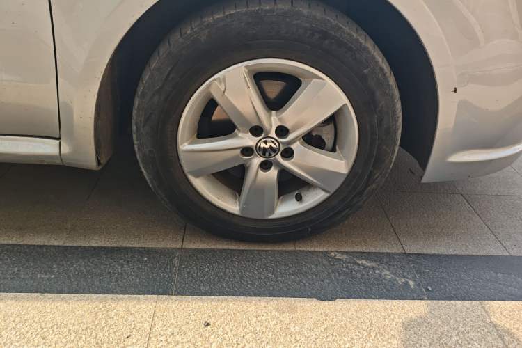 Used Volkswagen Lavida 2011 1.6L Automatic PinYou Edition Right Front Wheel Hub