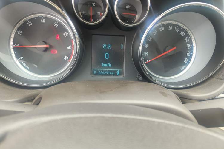 Used Buick Regal 2015 2.0L Leading Fashion Edition Odometer Close Up