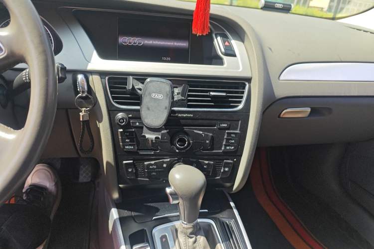 Used Audi A4L 2012 2.0 TFSI automatic standard version Audio And AC Panel