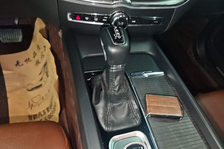 Used Volvo XC60 2021 T5 4x4 Smart Luxury Edition Gear Lever