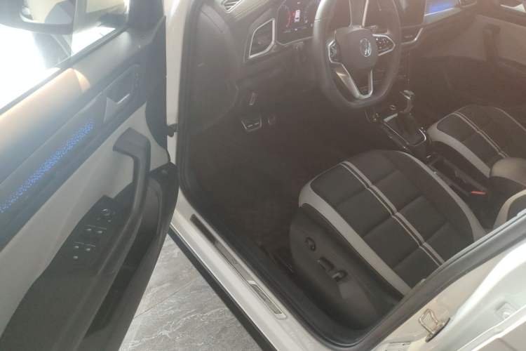 Used Volkswagen T-ROC 2023 300TSI DSG Two-Wheel-Drive Chen Guang Edition Driver Seat