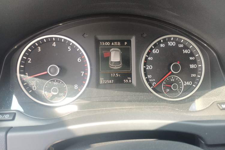 Used Volkswagen Tiguan 2015 1.8TSI Automatic Two-Wheel Drive Luxury Model Odometer Close Up