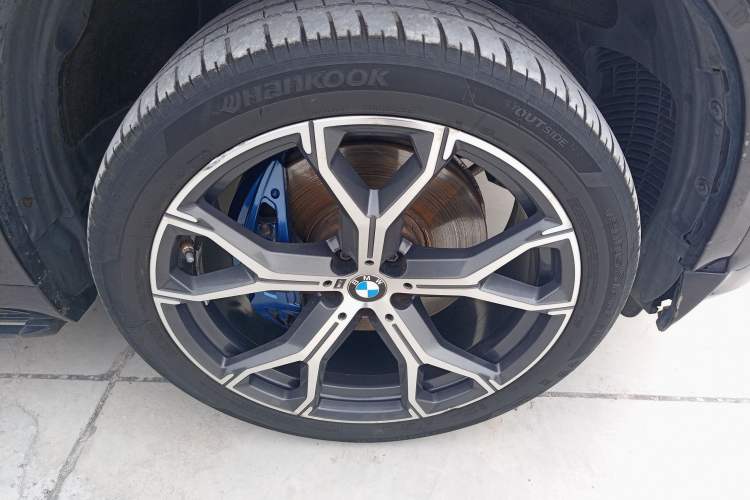 Used BMW X5 2021 xDrive40i Luxury Model with M Sport Package Right Front Wheel Hub