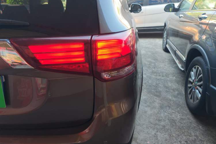 Used Mitsubishi Outlander 2016 2.0L Two-Wheel Drive Value Edition 5 Seats

