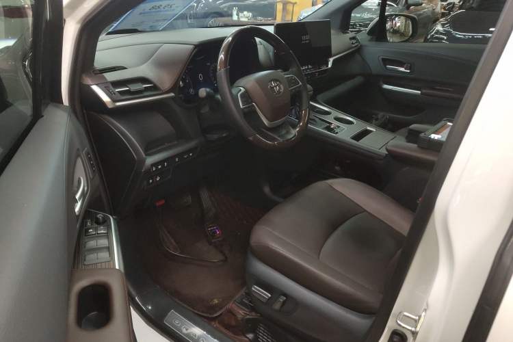 Used Toyota Granvia 2024 2.5L Hybrid Prestige PLUS Four-Wheel Drive Version
