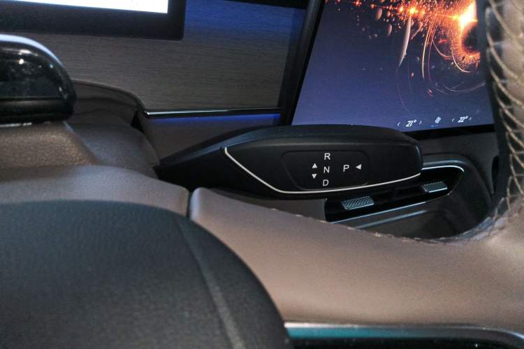 Used Fengyun T8 2025 1.5T 130km Deluxe Version 5 Seats Gear Lever