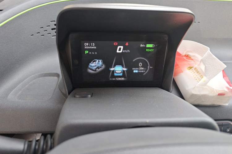 Used Baojun E100 2020 305KM Smart Drive Version Odometer Close Up