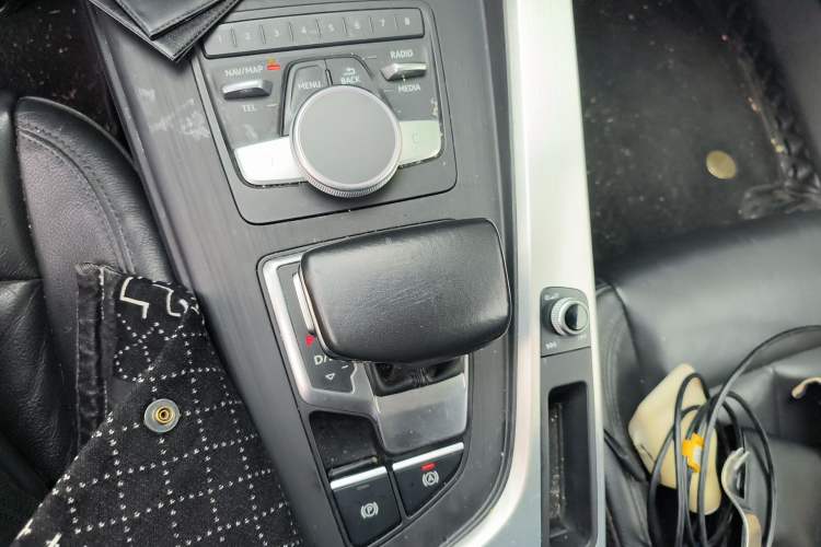 Used Audi A4L 2018 30th Anniversary Edition 40 TFSI Fashion Model Gear Lever