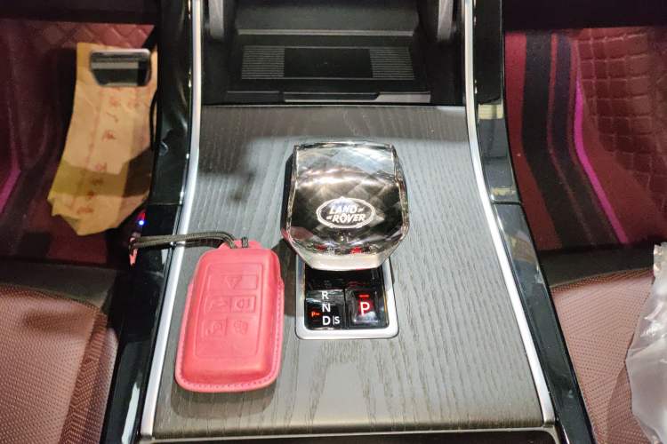 Used Land Rover Range Evoque 2024 Aurora L 249 PS Glowing Limited Edition Gear Lever