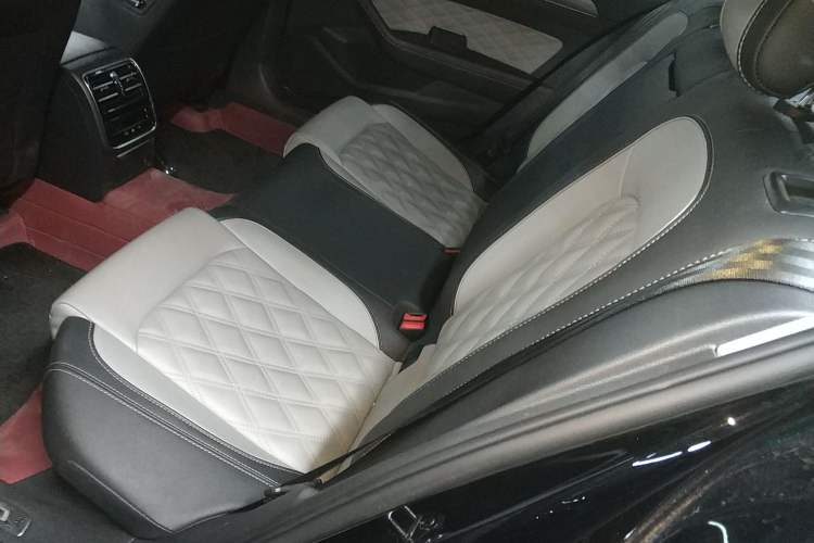 Used Volkswagen Magotan 2023 2 Million Units Limited Edition 330TSI DSG Leading Version
