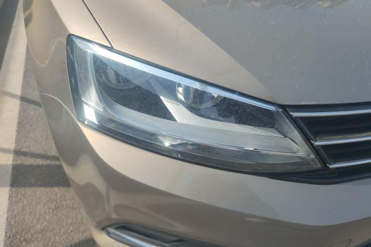 Used Volkswagen Sagitar 2015 1.6L Automatic Comfort Model Right Front Headlight