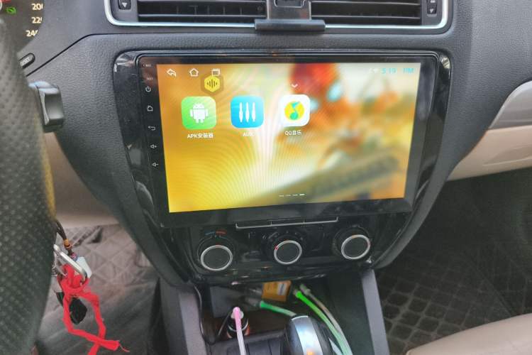 Used Volkswagen Sagitar 2014 1.6L Automatic Comfort Model Audio And AC Panel