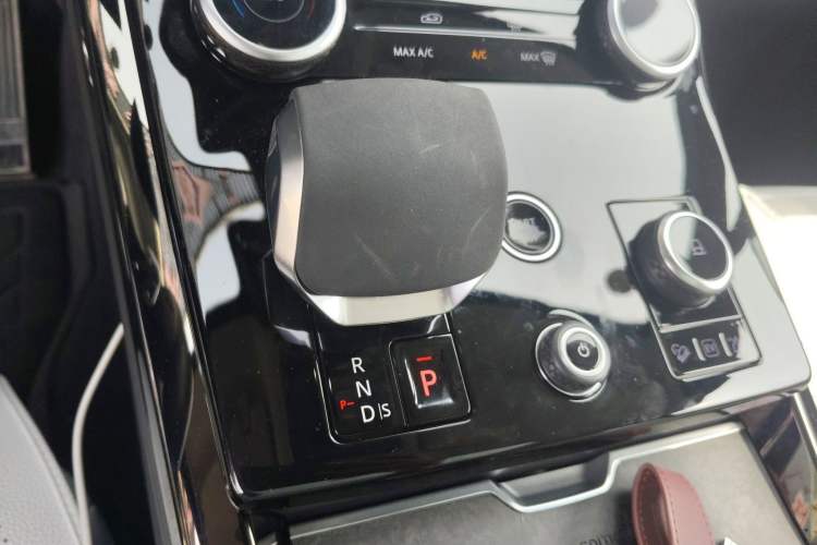 Used Land Rover Range SportNew Energy 2023 P510e Plug-in Hybrid – First Edition Gear Lever
