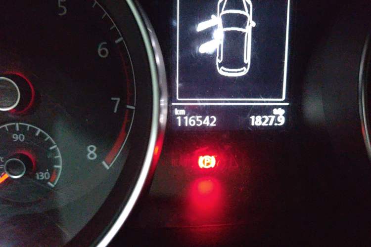 Used Volkswagen Golf 2014 1.4TSI Automatic Comfort Model Odometer Close Up