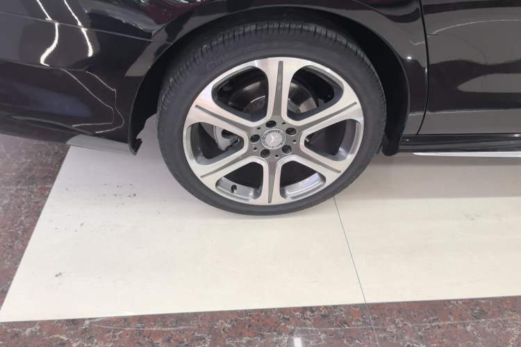 Used Mercedes-Benz E-Class 2016 E 300 L Sporty and Stylish Model
