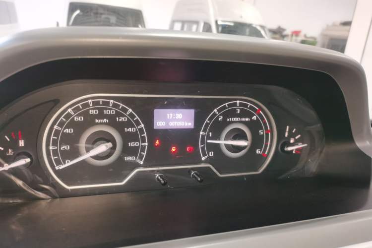 Used SAIC MAXUS Xintu V80 2021 2.0T Manual Classic Aoyuntong Short Wheelbase Mid-Roof 5/6-Seater