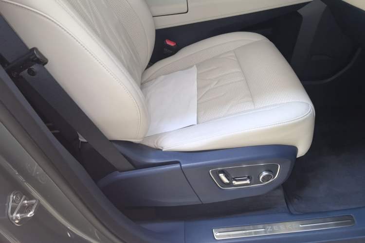 Used Zeekr 009 2024 Six-Seat Executive Version 4WD 108 kWh Right Front Seat